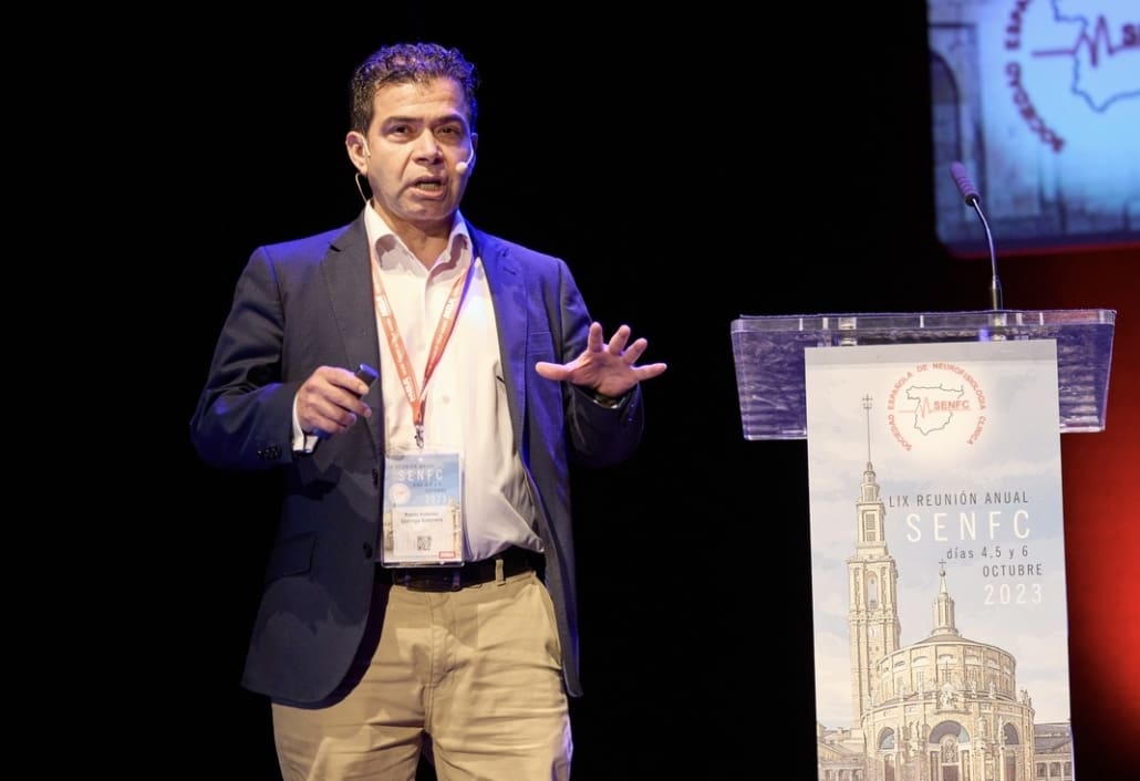 Dr. Pablo Quiroga impartiendo una conferencia sobre neurología